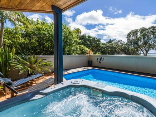 Beachside Holiday - Castor Bay Holiday Apartment