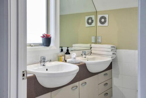 Spacious Home With Bbq And Near Beaches - Sleeps 9