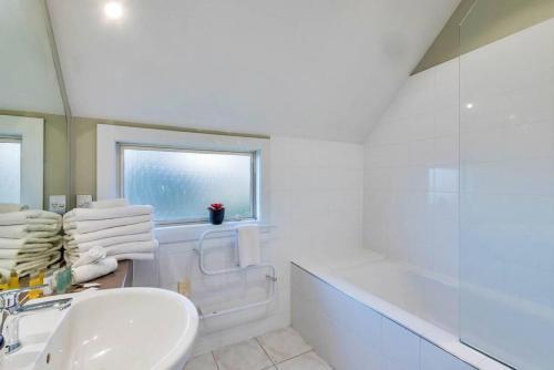 Spacious Home With Bbq And Near Beaches - Sleeps 9