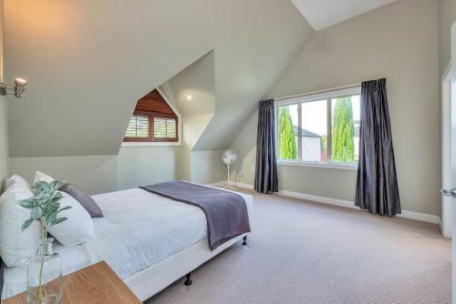 Spacious Home With Bbq And Near Beaches - Sleeps 9