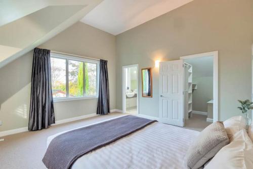 Spacious Home With Bbq And Near Beaches - Sleeps 9