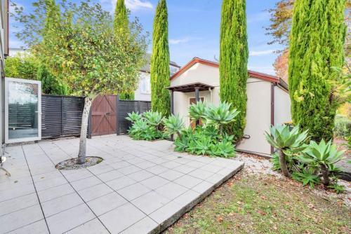 Spacious Home With Bbq And Near Beaches - Sleeps 9