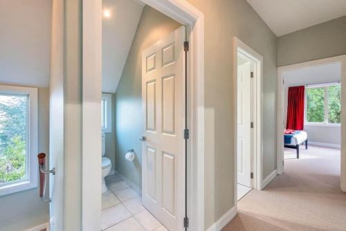 Spacious Home With Bbq And Near Beaches - Sleeps 9