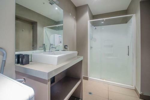 Spacious 2 Bedroom Apartment At Auckland Cbd