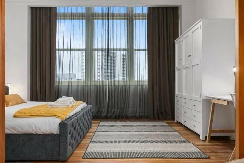 Stunning Apartment With Pool, Gym And Spa Access!