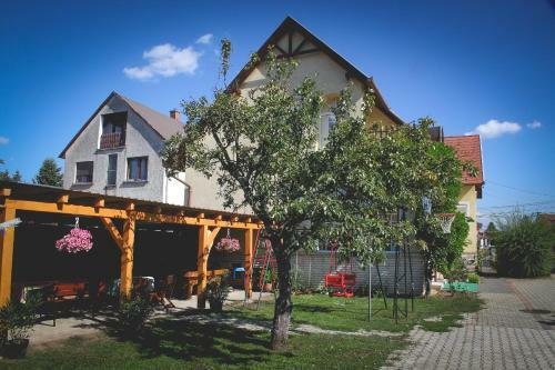 Hostal Mika Vend�gh�z