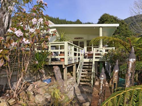 Mahakipawa Hideaway - Marlborough Sounds Holiday Home