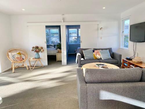 Magnolia Cottage - Kuaotunu Holiday Home