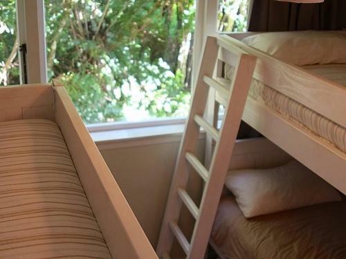 Mahakipawa Waterfront Hideaway - Belvue Bay Holiday Home