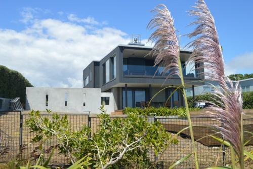 Takapu - Muriwai Beach Downstairs Holiday Unit