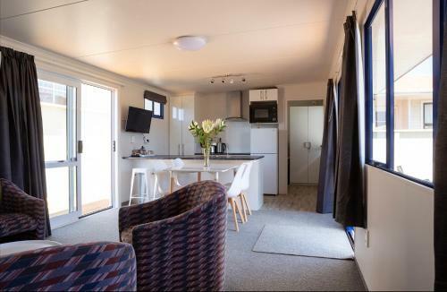 Sunny Ark Apartment