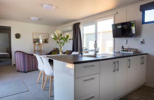 Sunny Ark Apartment