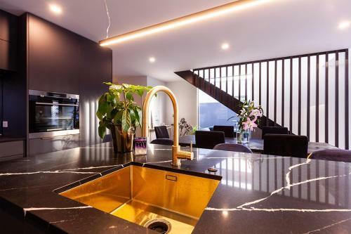 Irresisitible Innercity Townhouse