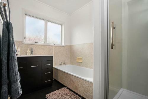 Archie's Beach Bach - Orewa Holiday Home