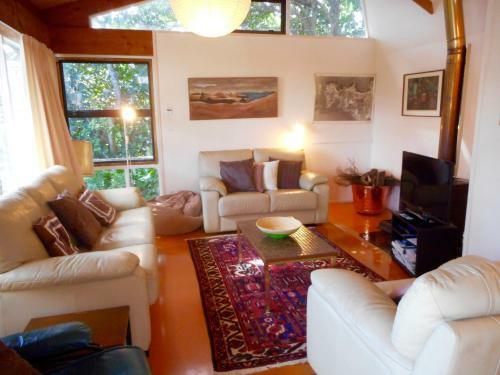 Bush Beach Delight - Onetangi Holiday Home