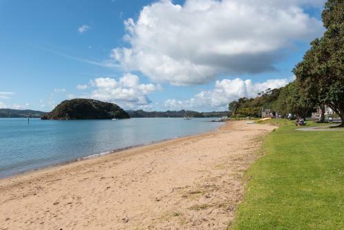 Wairangi Beach Cottage - Paihia Beach House