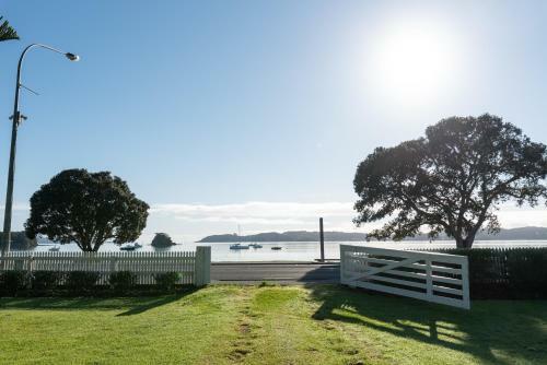 Wairangi Beach Cottage - Paihia Beach House