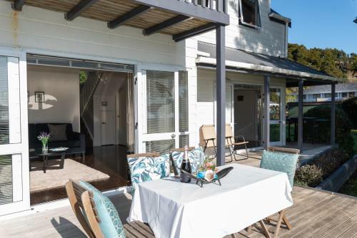 Wairangi Beach Cottage - Paihia Beach House