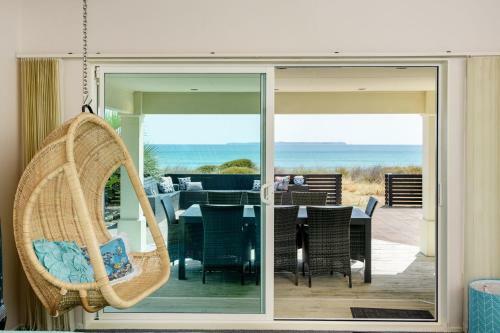 Absolute Beachfront On Peaceful Karewa Parade