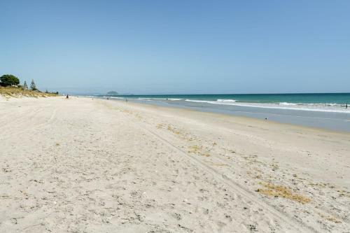Absolute Beachfront On Peaceful Karewa Parade