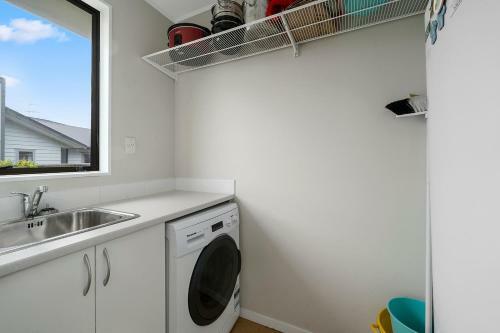 Sunny Beach Bach Hideaway - Paraparaumu Beach Holiday Home