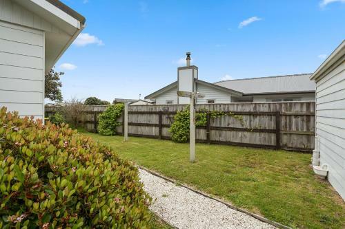 Sunny Beach Bach Hideaway - Paraparaumu Beach Holiday Home