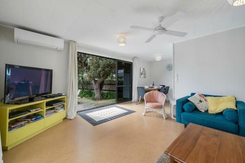 Sunny Beach Bach Hideaway - Paraparaumu Beach Holiday Home