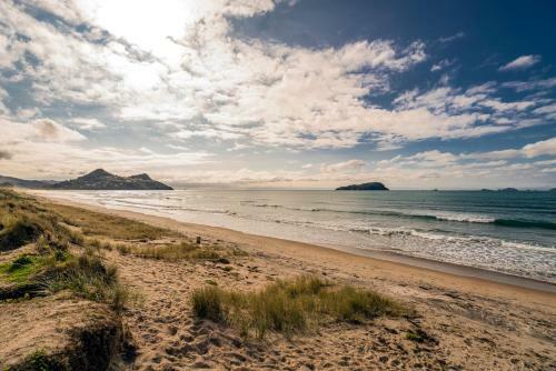 Retreat By The Beach - Pauanui Holiday Home