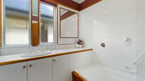 Right On The Lake - Wanaka Holiday Home