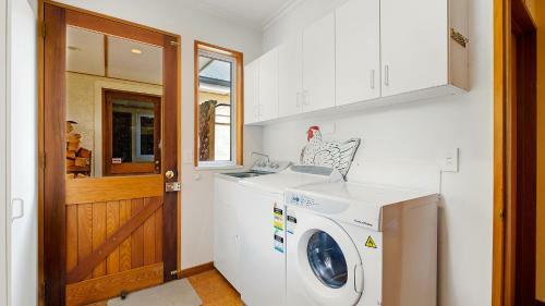 Right On The Lake - Wanaka Holiday Home