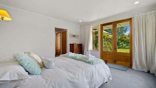 Right On The Lake - Wanaka Holiday Home