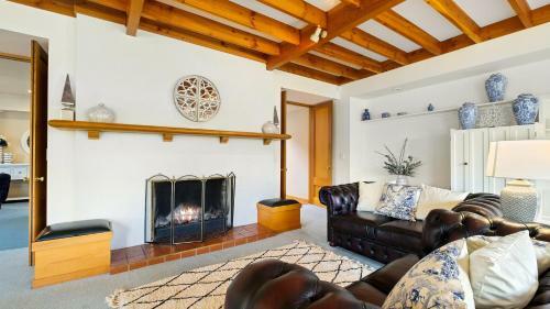 Right On The Lake - Wanaka Holiday Home