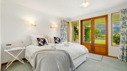 Right On The Lake - Wanaka Holiday Home