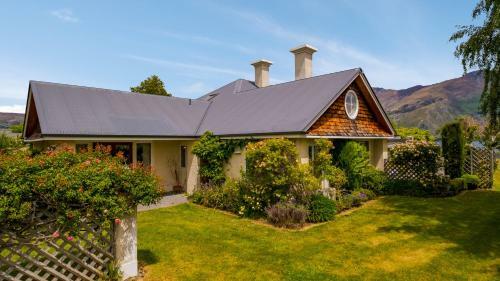 Right On The Lake - Wanaka Holiday Home