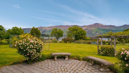 Right On The Lake - Wanaka Holiday Home