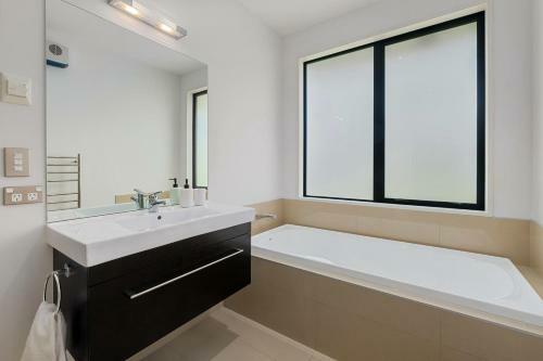 Roys Bay Lodge - Wanaka Holiday Home