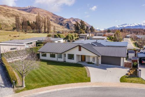 Roys Bay Lodge - Wanaka Holiday Home