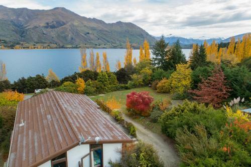 Lakeside Escape - Wanaka Holiday Bach