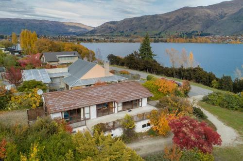 Lakeside Escape - Wanaka Holiday Bach