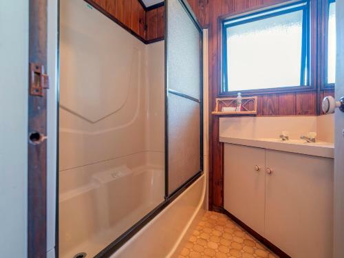 Hear The Waves - Pauanui Holiday Home