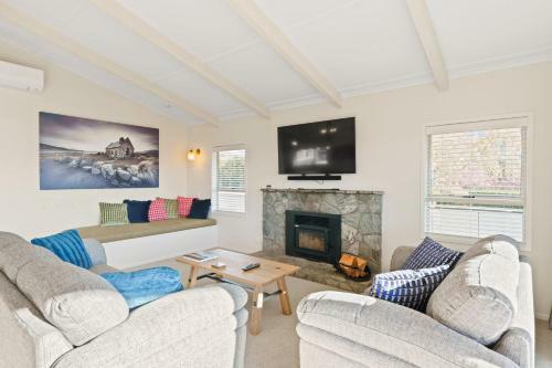 Renovated Wanaka Classic With Lake Views