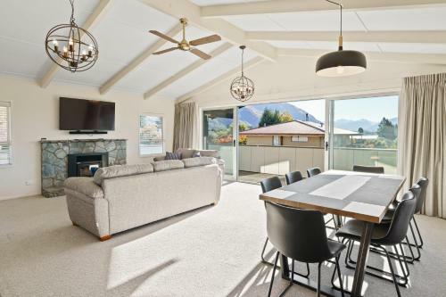 Renovated Wanaka Classic With Lake Views