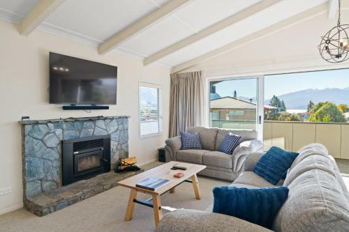 Renovated Wanaka Classic With Lake Views