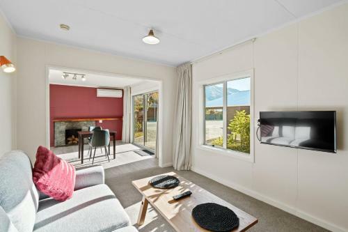 Renovated Wanaka Classic With Lake Views