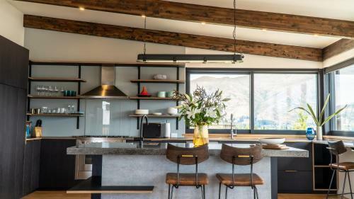 Farrant Drive - Sleeps 8 - Lake & Mountain Views - Modern & Stylish