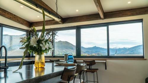 Farrant Drive - Sleeps 8 - Lake & Mountain Views - Modern & Stylish