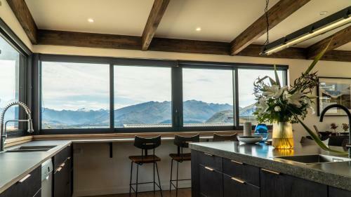 Farrant Drive - Sleeps 8 - Lake & Mountain Views - Modern & Stylish