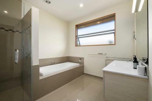 Infinity Views - Modern Wanaka Holiday Home