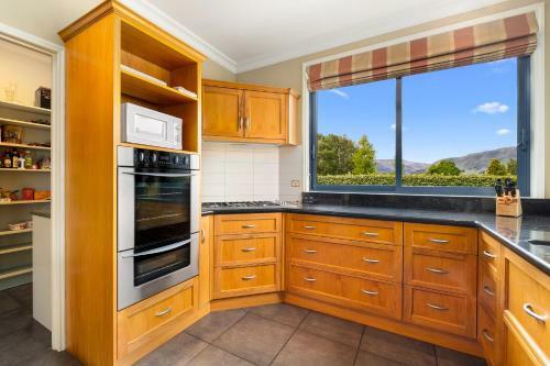 Hilltop Blue Views - Wanaka Holiday Home