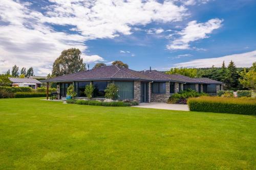 Hilltop Blue Views - Wanaka Holiday Home